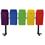Estación de reciclaje ecológica con cinco botes de colores suspendidos en postes metálicos negros para fijación
